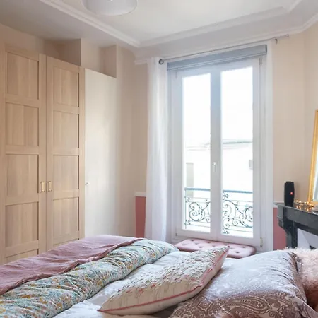Very Bright Love Nest Near Montmartre Paris